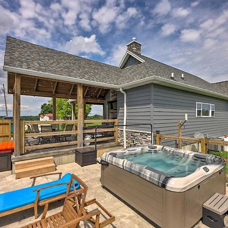 Chic Williamstown Retreat With Pool And Hot Tub! Villa Dış mekan fotoğraf