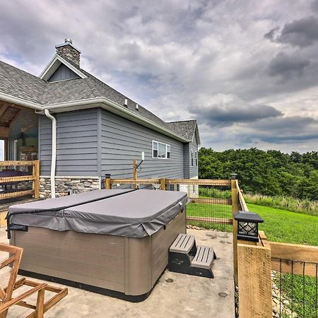 Chic Williamstown Retreat With Pool And Hot Tub! Villa Dış mekan fotoğraf