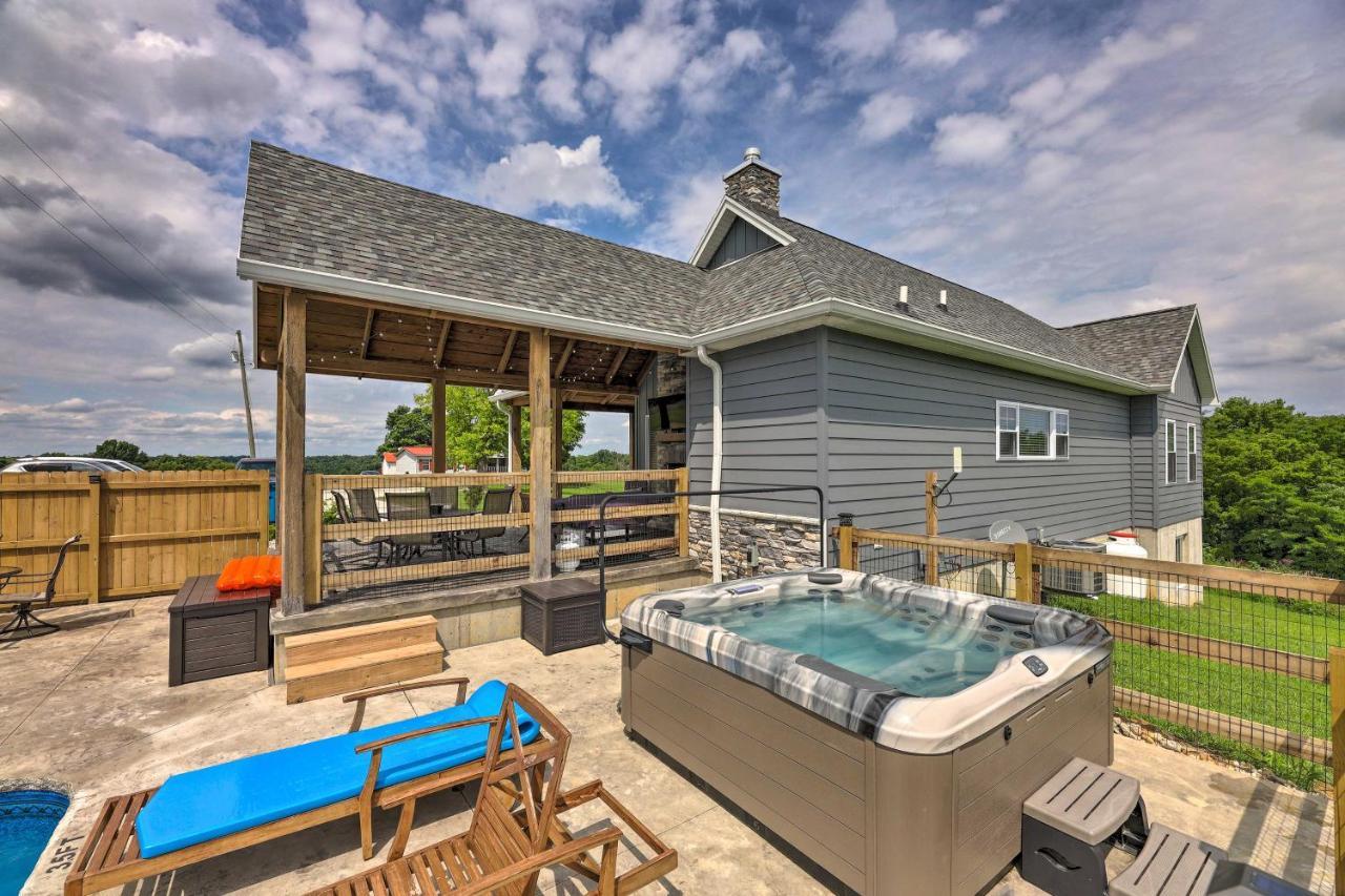 Chic Williamstown Retreat With Pool And Hot Tub! Villa Dış mekan fotoğraf